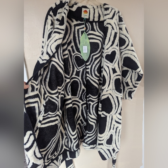 NWT! FARM Rio Black & White Wild Hearts Fleece Coat (SIZE XS) - Picture 8 of 16